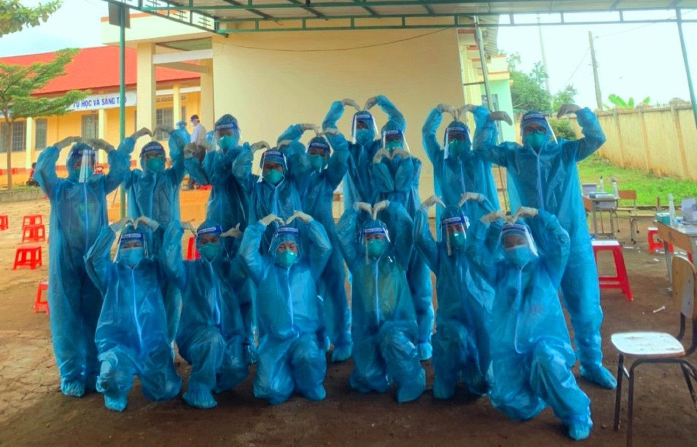 Các tình nguyện viên luôn nhiệt tình với nhiệm vụ được giao Các tình nguyện viên luôn nhiệt tình với nhiệm vụ được giao