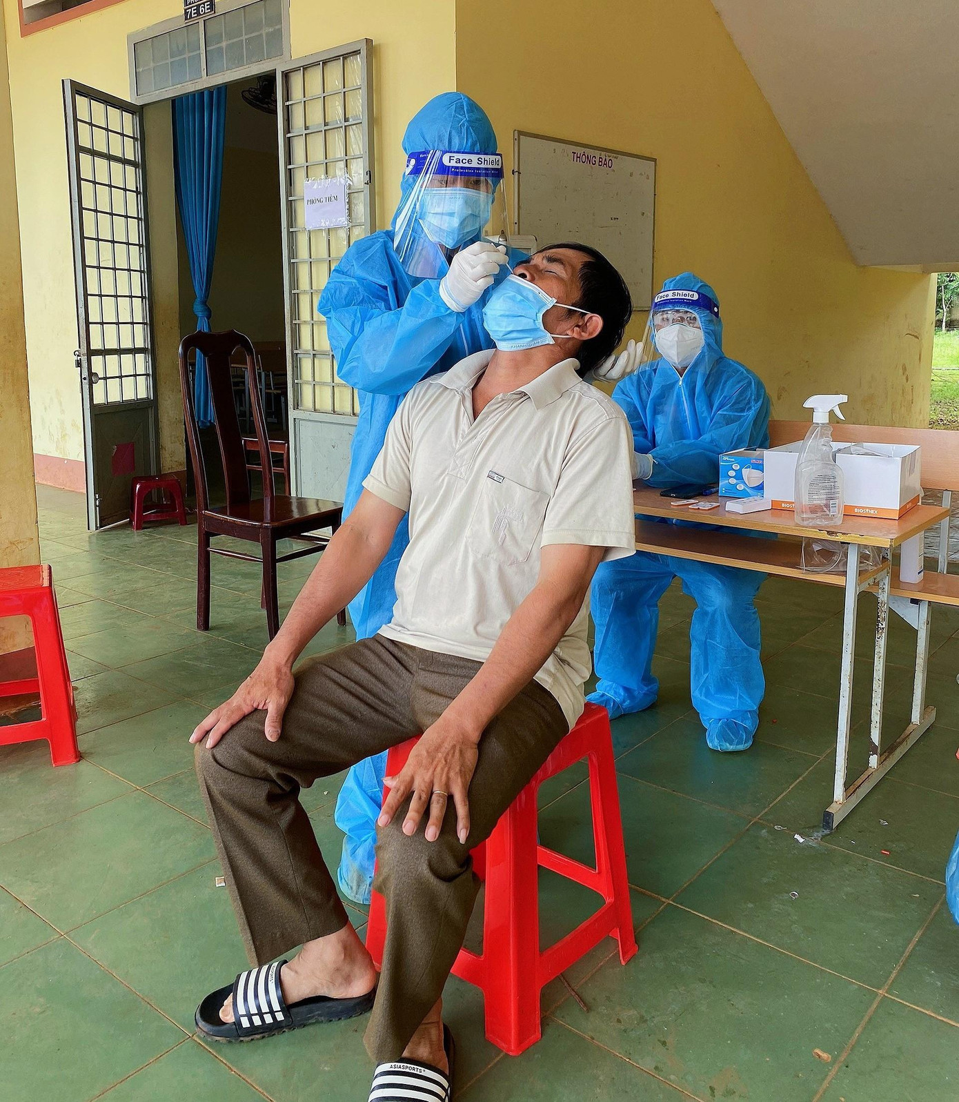 Người dân ở các buôn làng thực hiện tốt phòng chống dịch Người dân ở các buôn làng thực hiện tốt phòng chống dịch