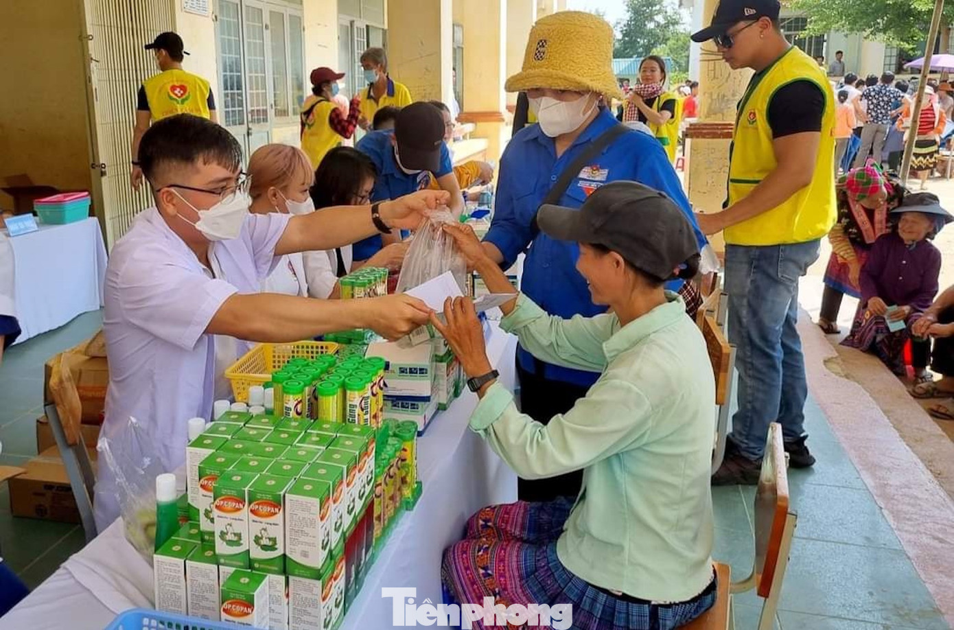 Chương trình khám, tư vấn, cấp phát thuốc cho người dân ở các xã vùng sâu Chương trình khám, tư vấn, cấp phát thuốc cho người dân ở các xã vùng sâu