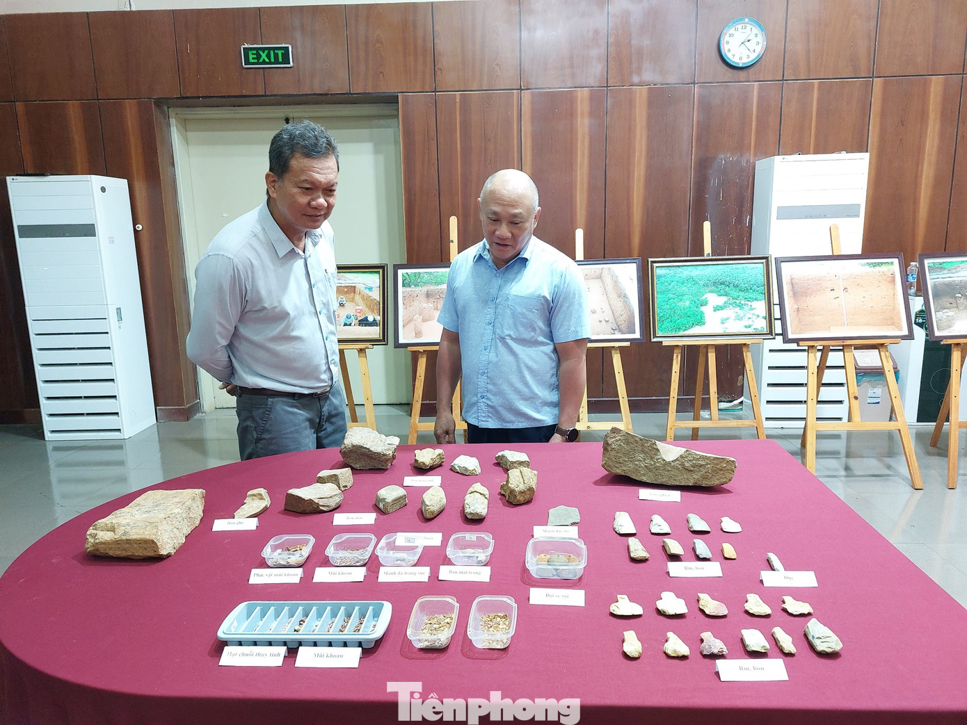 Đại biểu tham quan, tìm hiểu các hiện vật