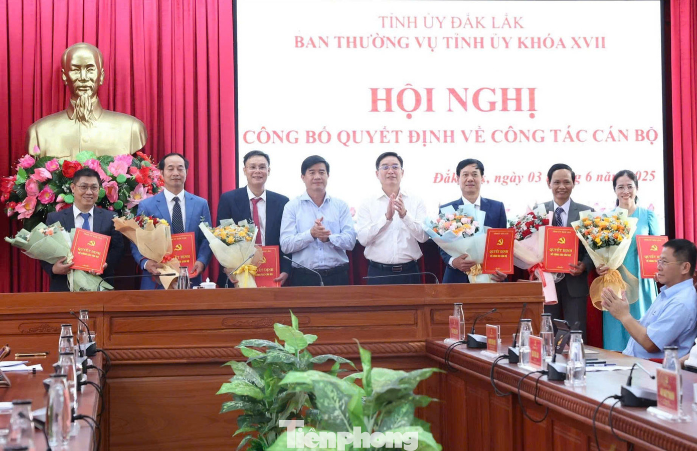 Sau sáp nhập, Báo Đắk Lắk gồm 1 Tổng Biên tập và 5 Phó Tổng Biên tập (ảnh trên); Ông Nguyễn Đình Trung, Bí thư Tỉnh ủy Đắk Lắk (áo trắng) và ông Trần Văn Hiền, tân Tổng Biên tập Báo Đắk Lắk (ảnh dưới, bên phải) phát biểu tại hội nghị.