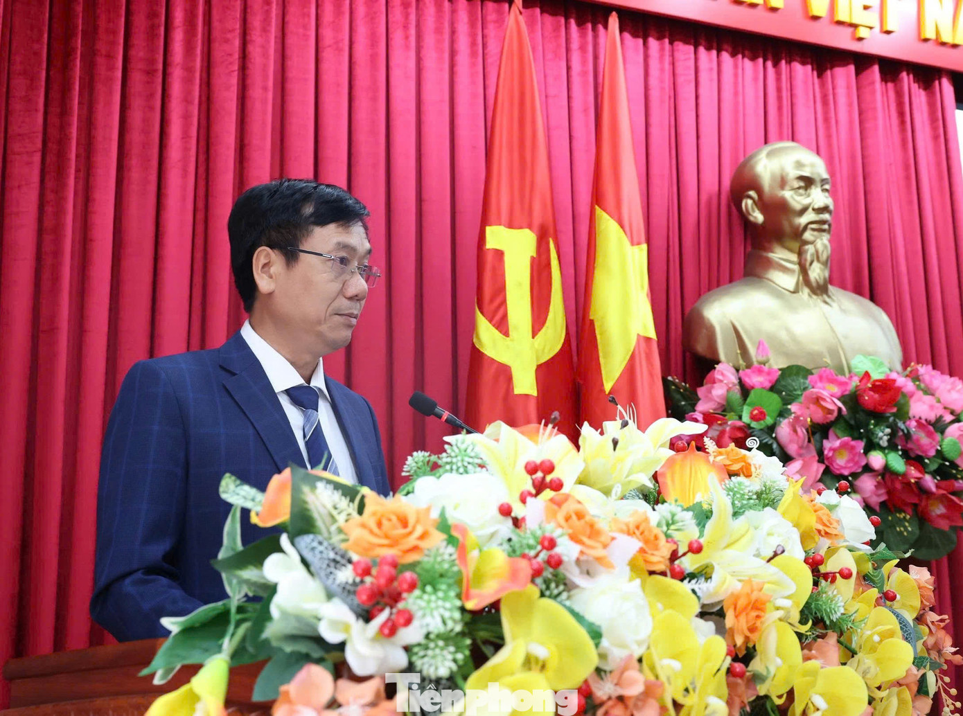 Sau sáp nhập, Báo Đắk Lắk gồm 1 Tổng Biên tập và 5 Phó Tổng Biên tập (ảnh trên); Ông Nguyễn Đình Trung, Bí thư Tỉnh ủy Đắk Lắk (áo trắng) và ông Trần Văn Hiền, tân Tổng Biên tập Báo Đắk Lắk (ảnh dưới, bên phải) phát biểu tại hội nghị.