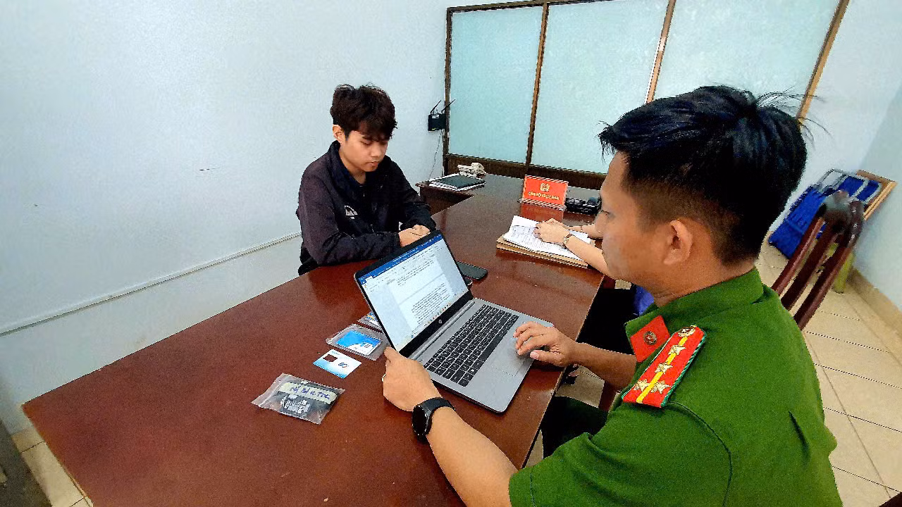 Nguyễn Bá Khánh Toàn tại cơ quan công an Nguyễn Bá Khánh Toàn tại cơ quan công an