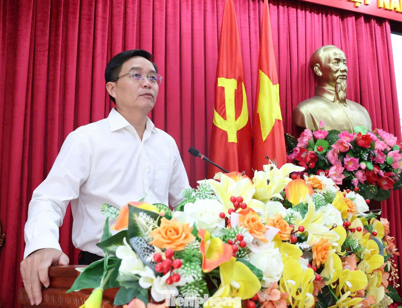 Sau sáp nhập, Báo Đắk Lắk gồm 1 Tổng Biên tập và 5 Phó Tổng Biên tập (ảnh trên); Ông Nguyễn Đình Trung, Bí thư Tỉnh ủy Đắk Lắk (áo trắng) và ông Trần Văn Hiền, tân Tổng Biên tập Báo Đắk Lắk (ảnh dưới, bên phải) phát biểu tại hội nghị.