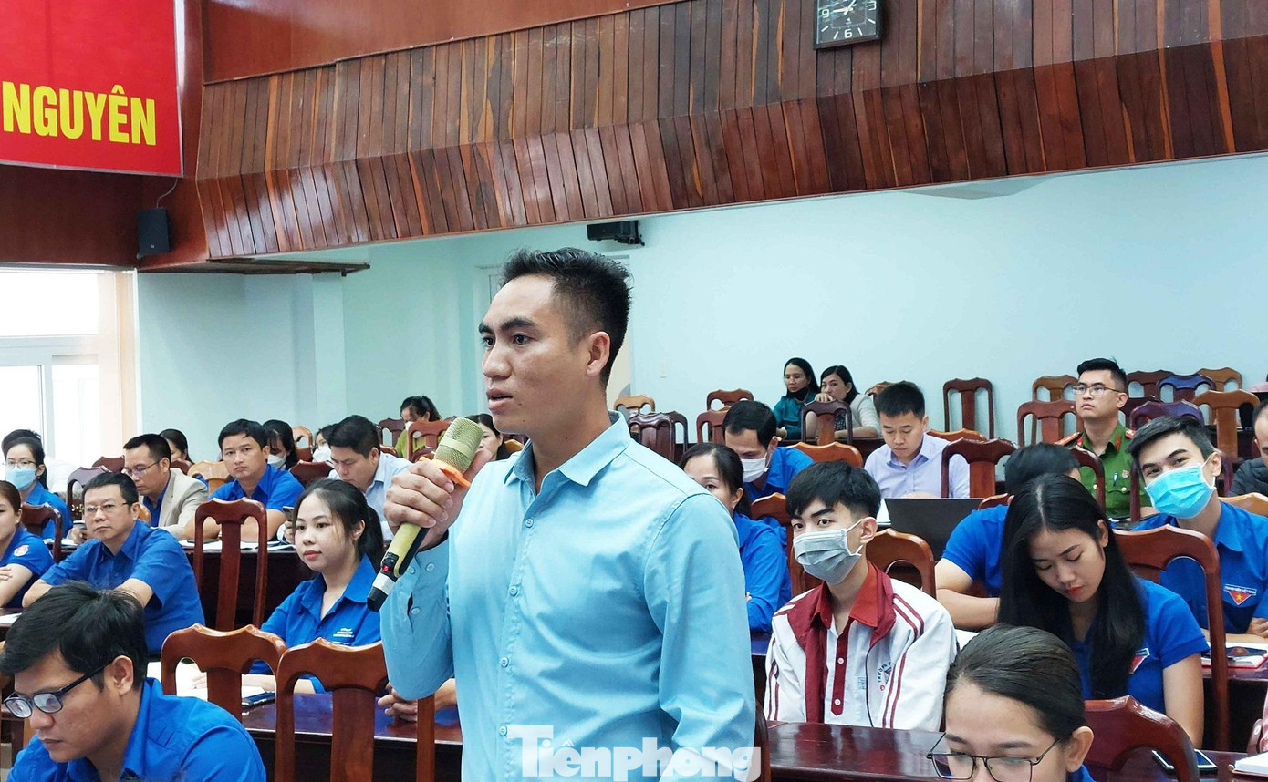 Anh Y Don Buôn Krông, Bí thư Chi đoàn buôn Alê B đặt câu hỏi tại buổi đối thoại Anh Y Don Buôn Krông, Bí thư Chi đoàn buôn Alê B đặt câu hỏi tại buổi đối thoại