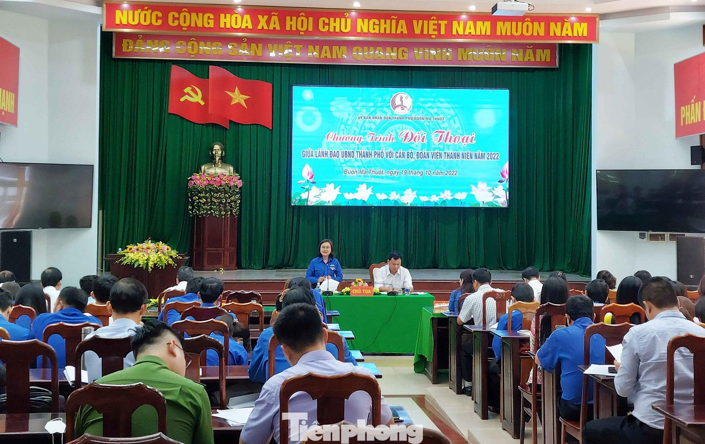 Chương trình đối thoại giữa lãnh đạo UBND thành phố với cán bộ, đoàn viên Chương trình đối thoại giữa lãnh đạo UBND thành phố với cán bộ, đoàn viên