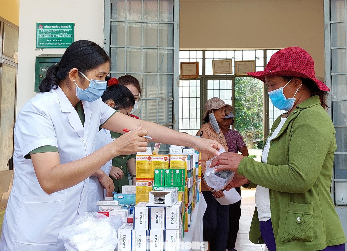 Người dân được cấp phát, thuốc miễn phí