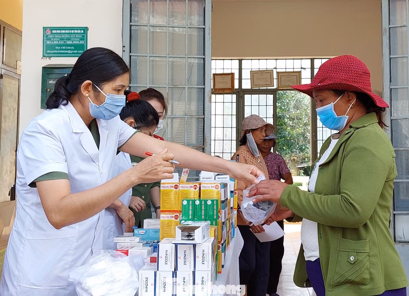 Người dân được cấp phát, thuốc miễn phí Người dân được cấp phát, thuốc miễn phí