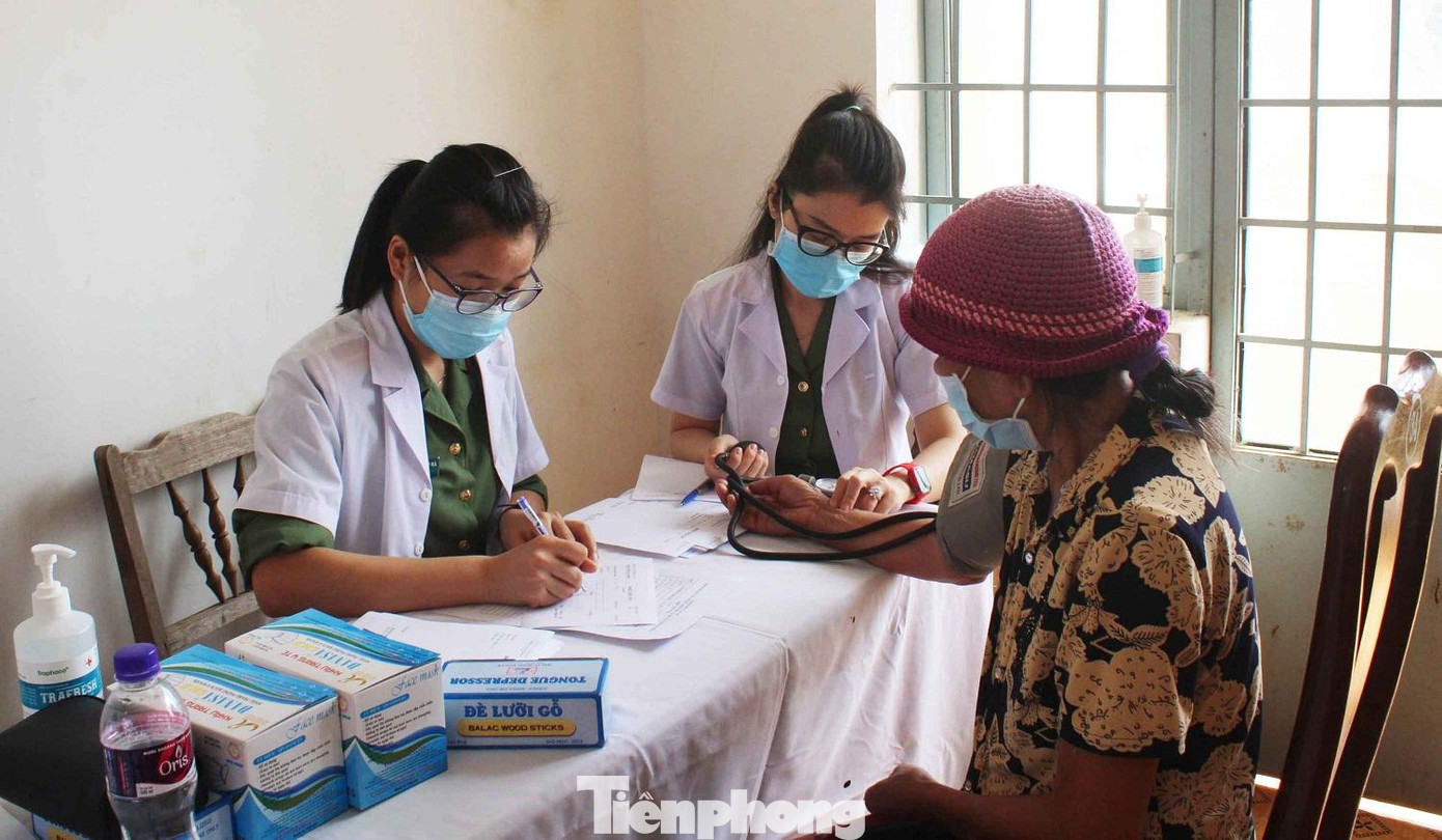 Các y, bác sĩ khám bệnh cho người dân