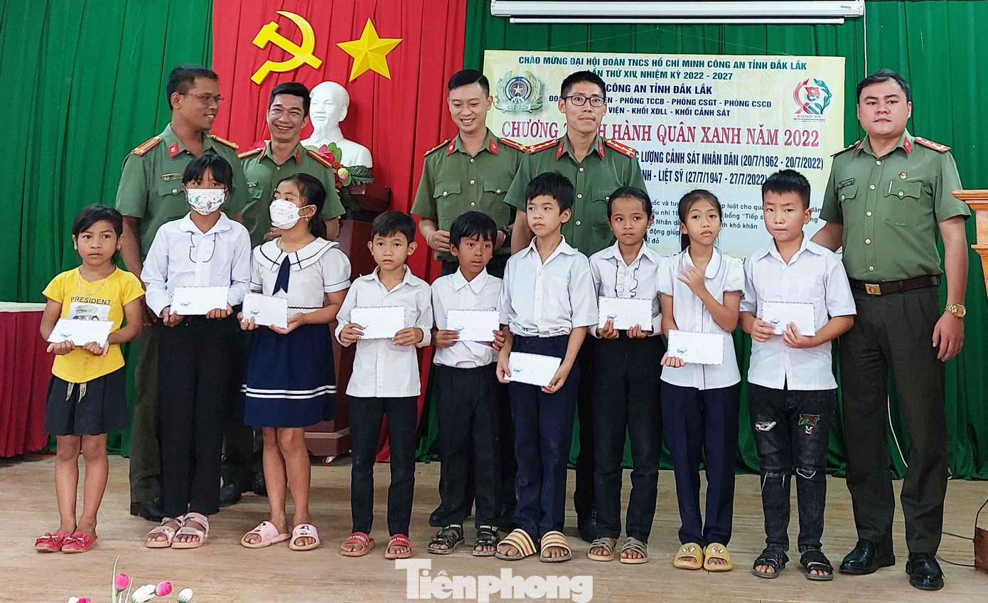 Học sinh nghèo vượt khó học giỏi được nhận quà