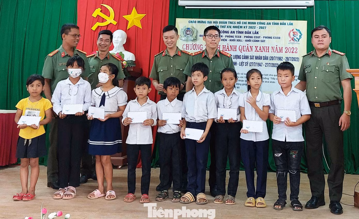 Học sinh nghèo vượt khó học giỏi được nhận quà Học sinh nghèo vượt khó học giỏi được nhận quà