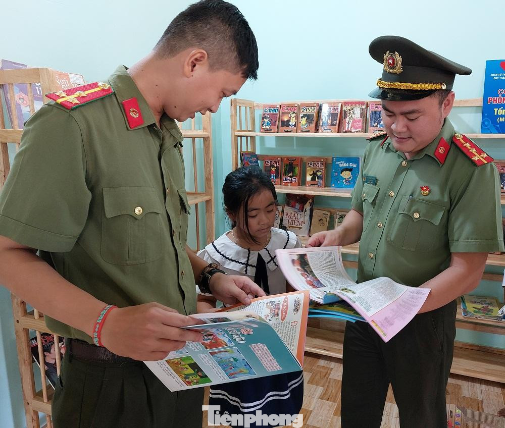 Đoàn bàn giao phòng đọc sách và trang thiết bị