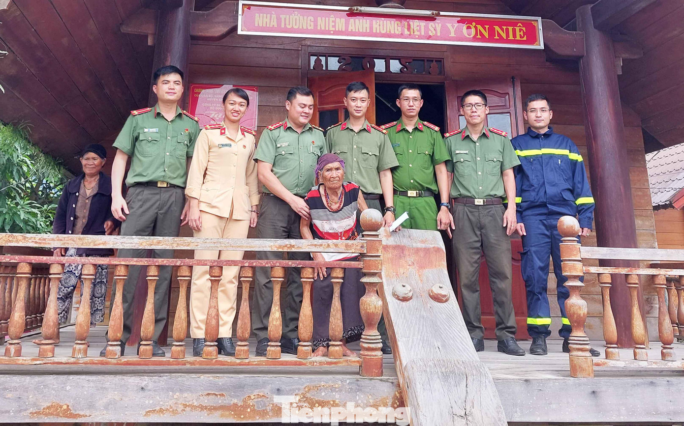 Đoàn Công an tỉnh thăm mẹ anh hùng lực lượng vũ trang Y Ơn