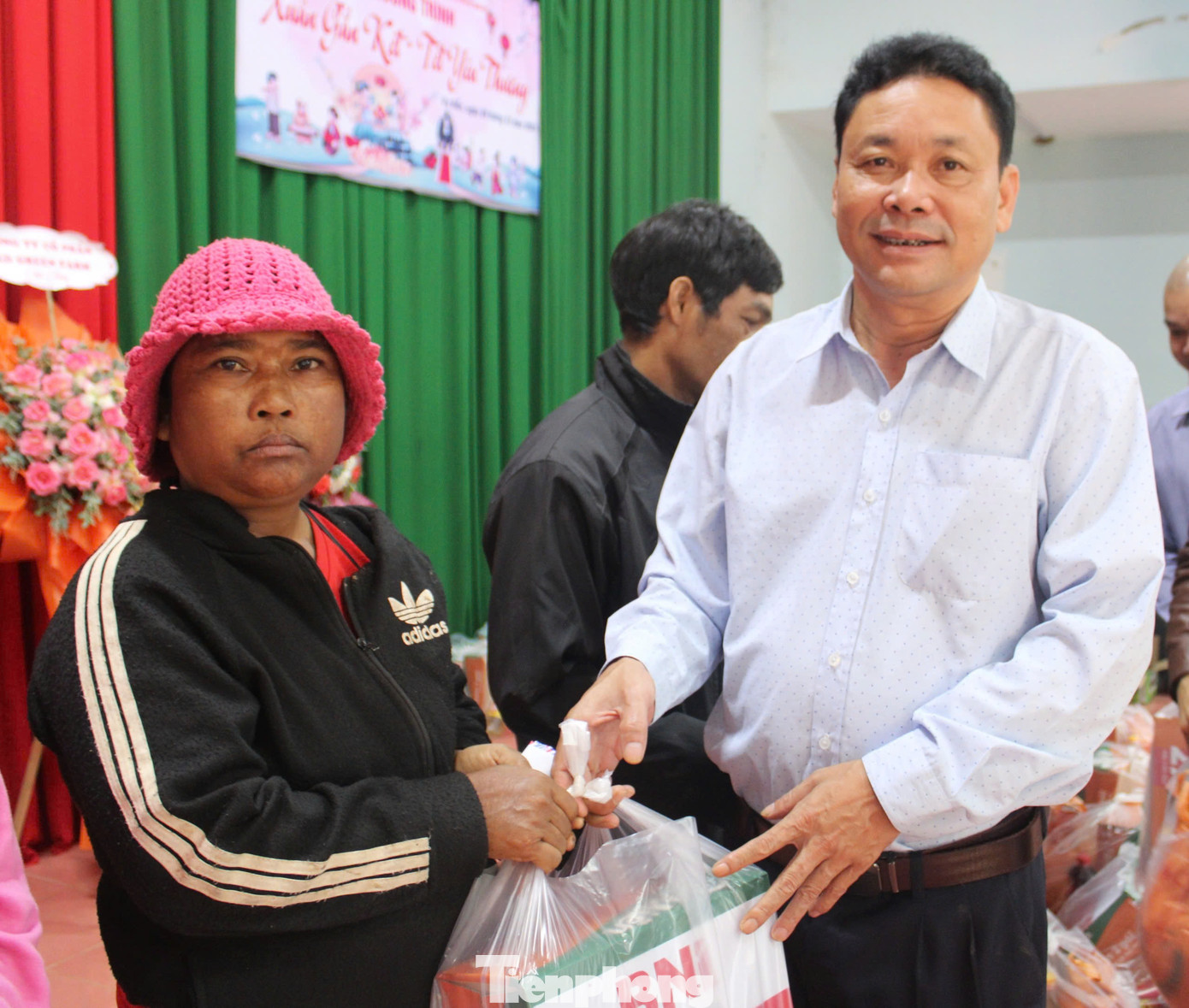 Ông Trần Văn Sáu, Chủ tịch UBND xã Vụ Bổn trao quà tặng bà con