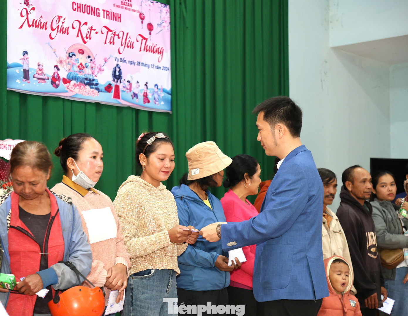 Ông Hồ Văn Minh, Chủ tịch BNI bazan trao quà tặng bà con