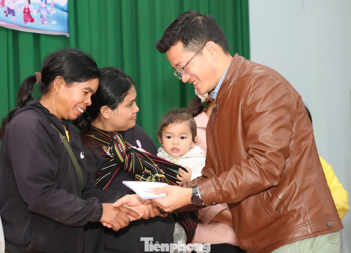 Nhà báo Nguyễn Văn Tuấn - phụ trách VPĐD báo Tiền Phong khu vực Tây Nguyên trao quà tặng người dân