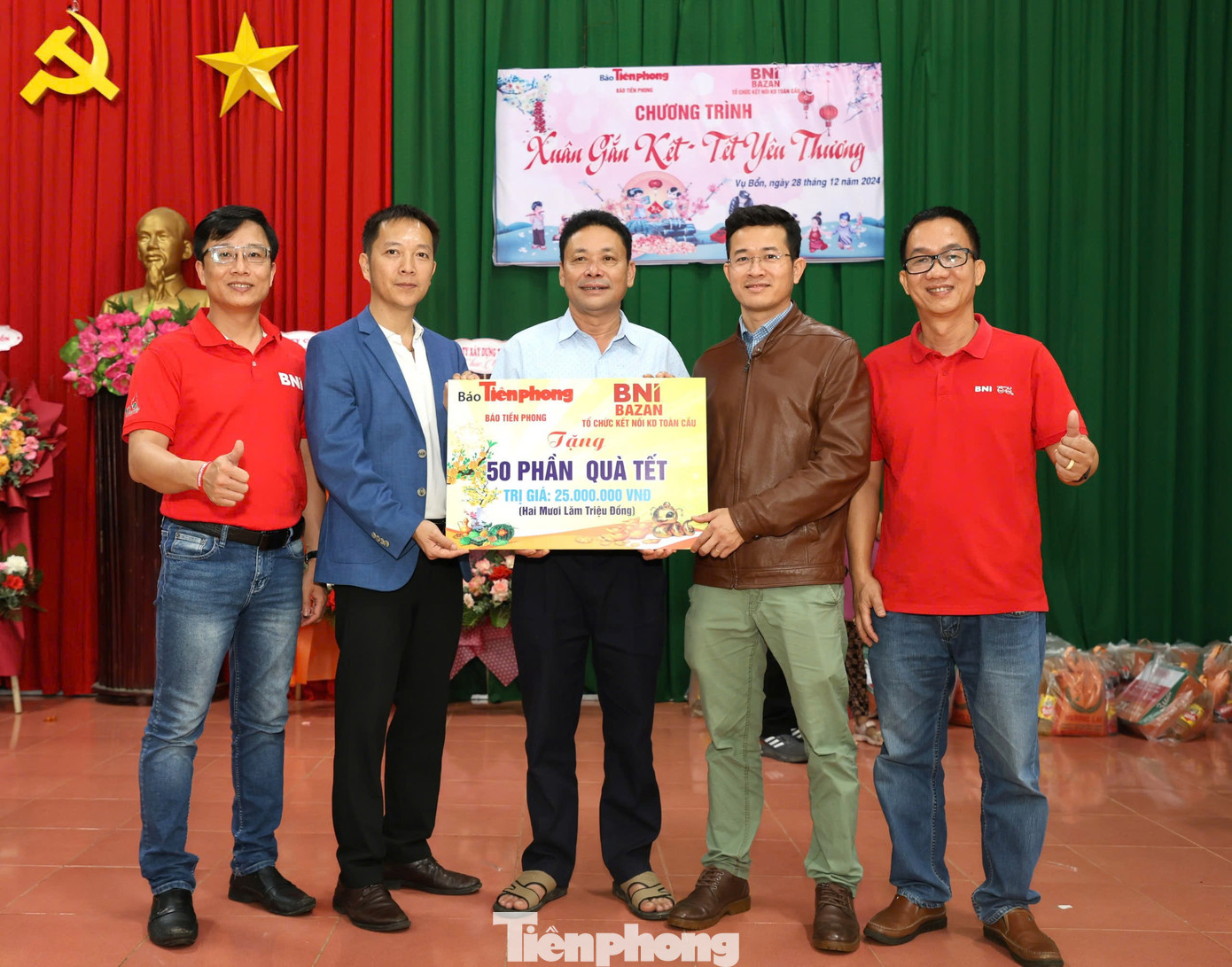 Ông Trần Văn Sáu (áo trắng), Chủ tịch UBND xã Vụ Bổn nhận bảng tượng trưng 50 suất quà Tết