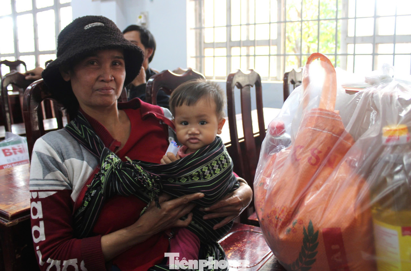 Người dân xã Vụ Bổn vui mừng khi được nhận suất quà Tết