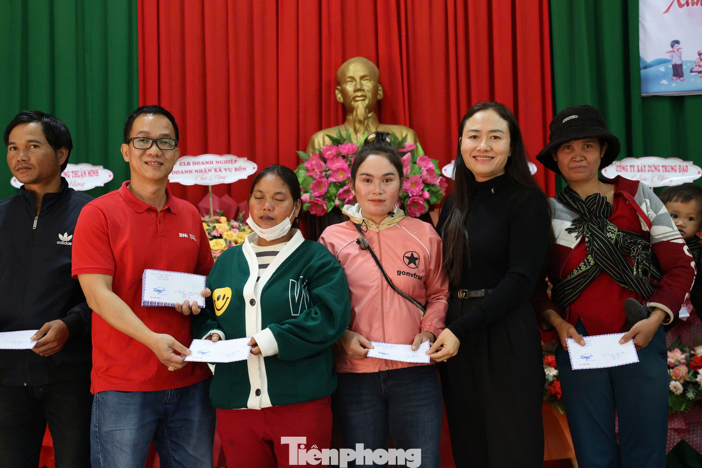 Bà Ngô Thị Minh Trinh (áo đen), Phó chủ tịch UBND huyện Krông Pắc cùng đại diện đơn vị tài trợ trao quà tặng bà con