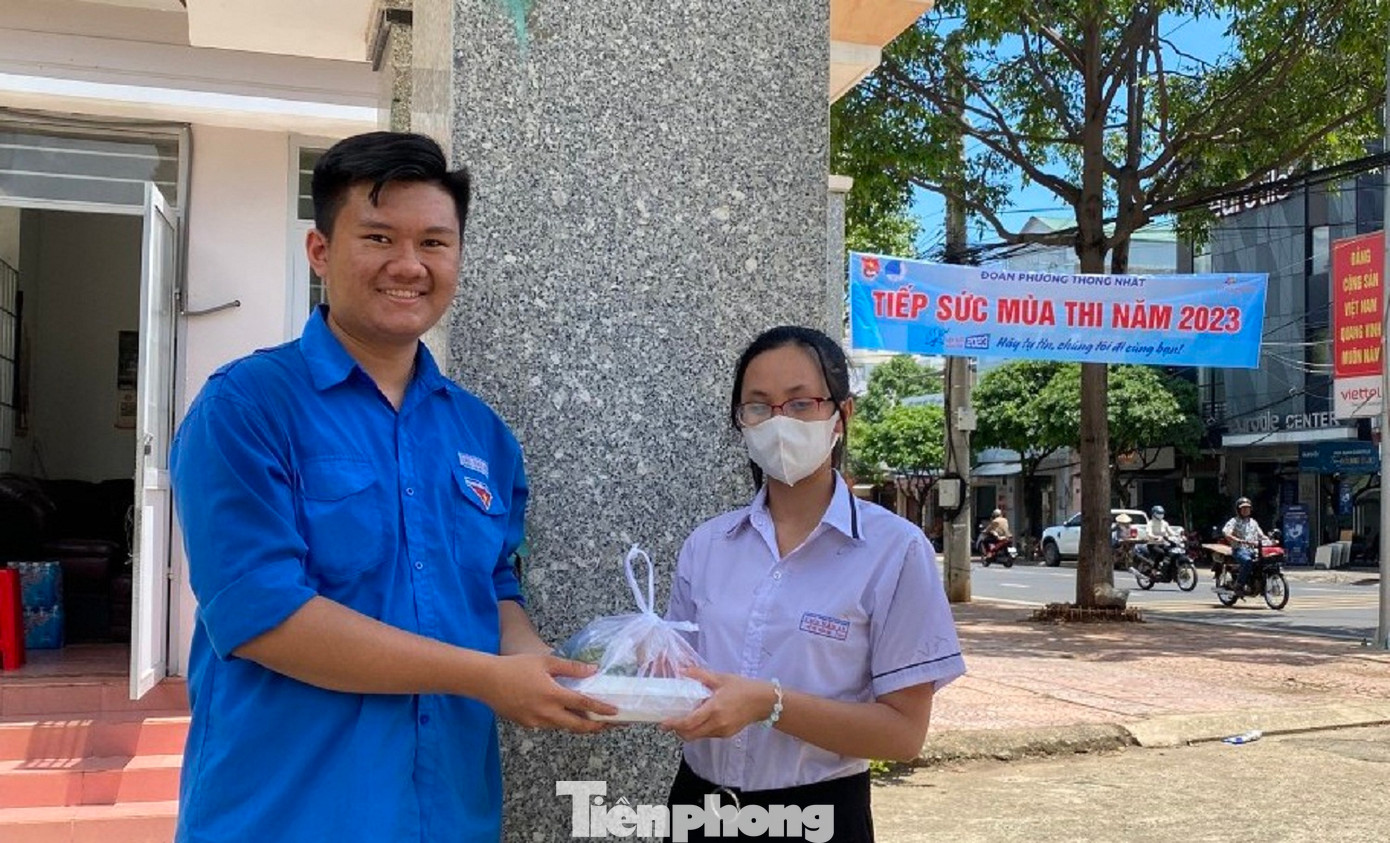 Các suất ăn được trao cho thí sinh Các suất ăn được trao cho thí sinh