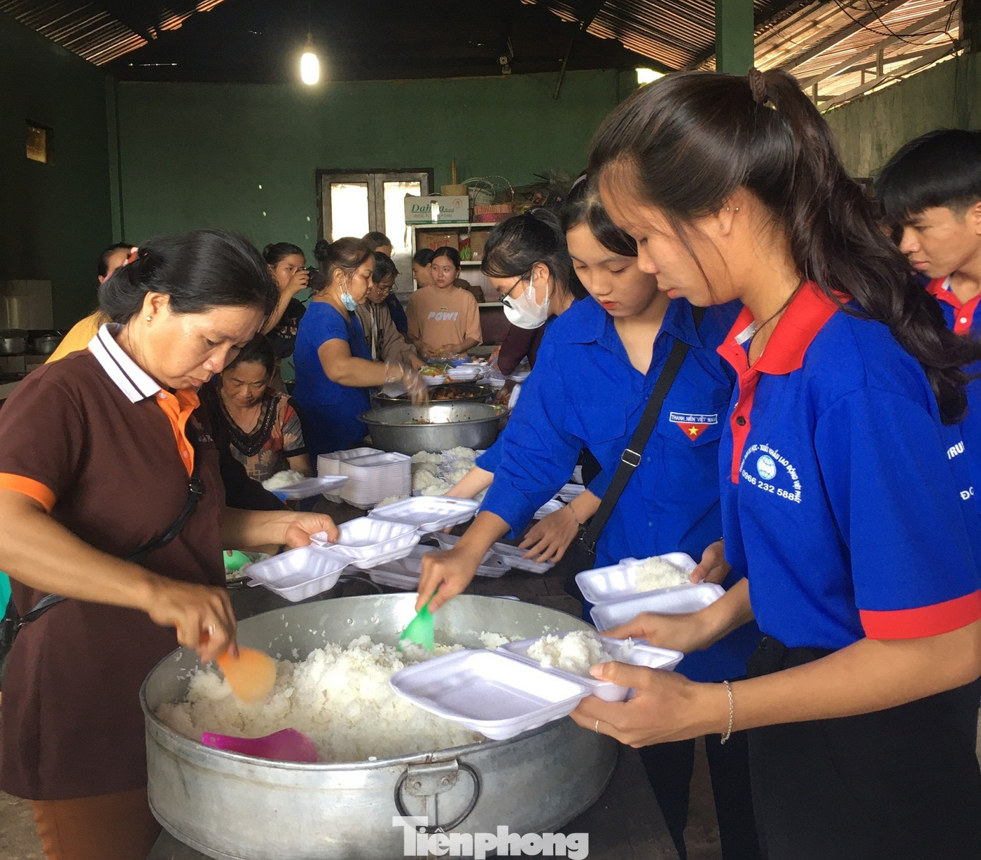 Các tình nguyện viên huyện Ea Súp tham gia hỗ trợ nấu các suất ăn miễn phí Các tình nguyện viên huyện Ea Súp tham gia hỗ trợ nấu các suất ăn miễn phí