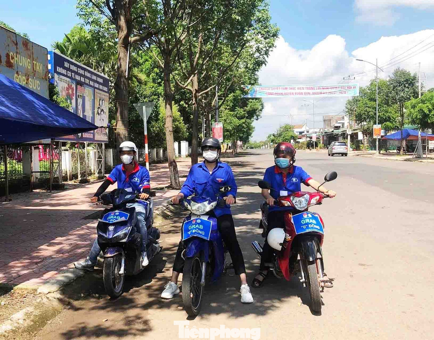 Chuyến xe 0 đồng của tình nguyện viên luôn sẵn sàng hỗ trợ thí sinh Chuyến xe 0 đồng của tình nguyện viên luôn sẵn sàng hỗ trợ thí sinh