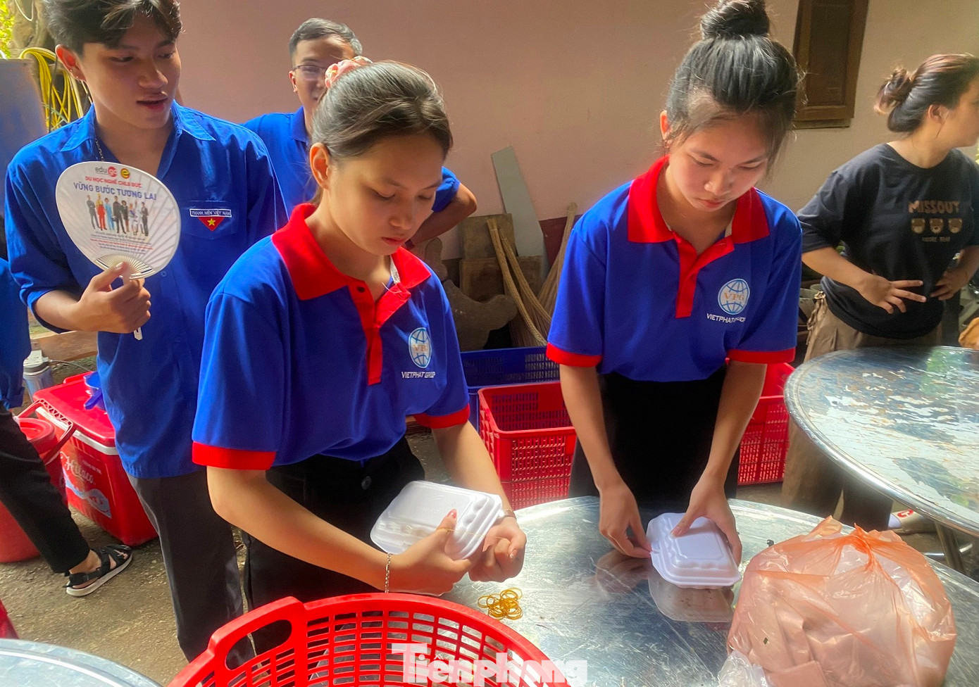 Các thanh niên tình nguyện huyện Ea Súp chuẩn bị suất ăn miễn phí cho thí sinh Các thanh niên tình nguyện huyện Ea Súp chuẩn bị suất ăn miễn phí cho thí sinh