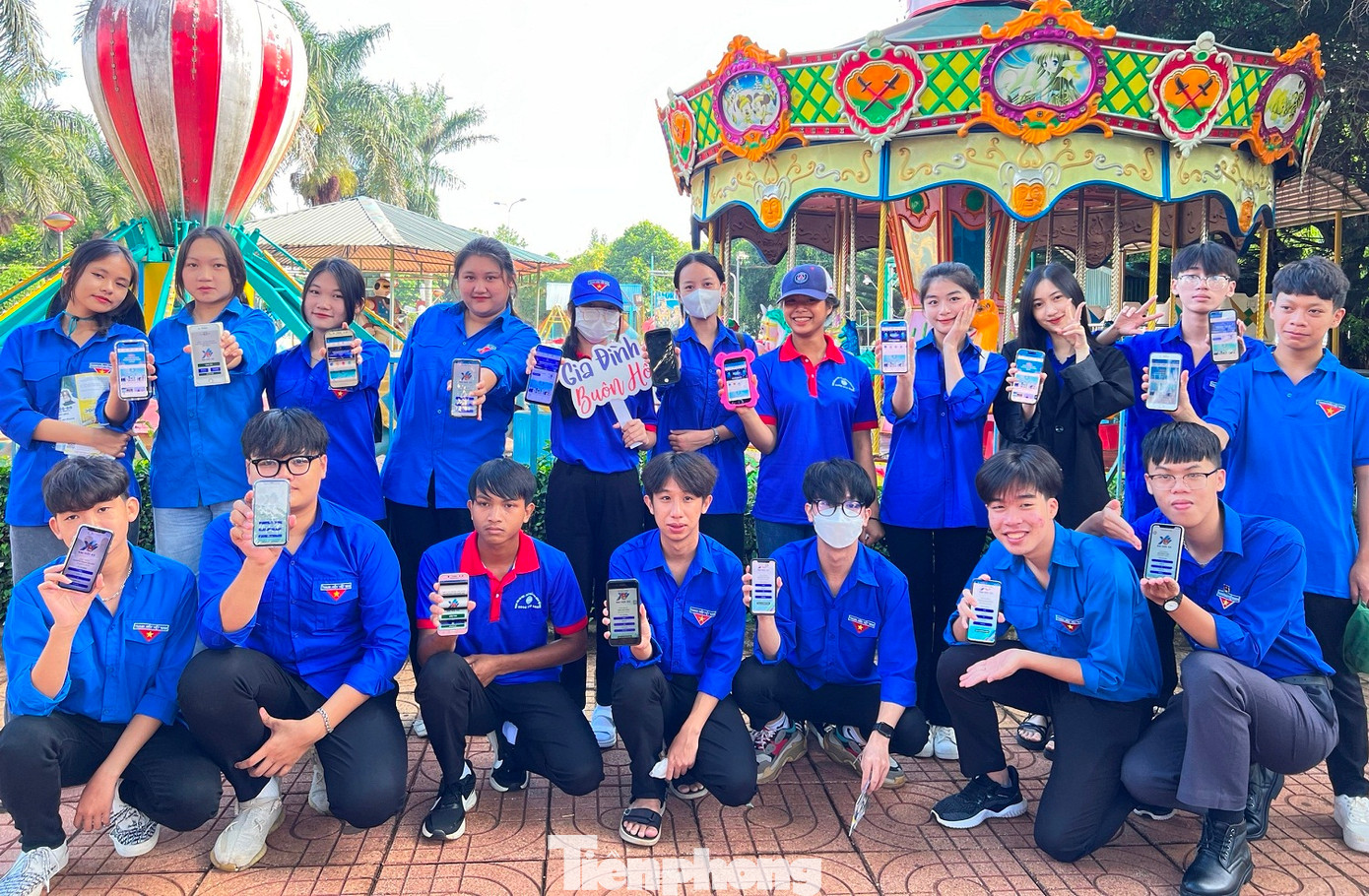 Tình nguyện viên tại điểm thi thị xã Buôn Hồ tìm hiểu Nghị quyết Đại hội Đoàn toàn quốc.