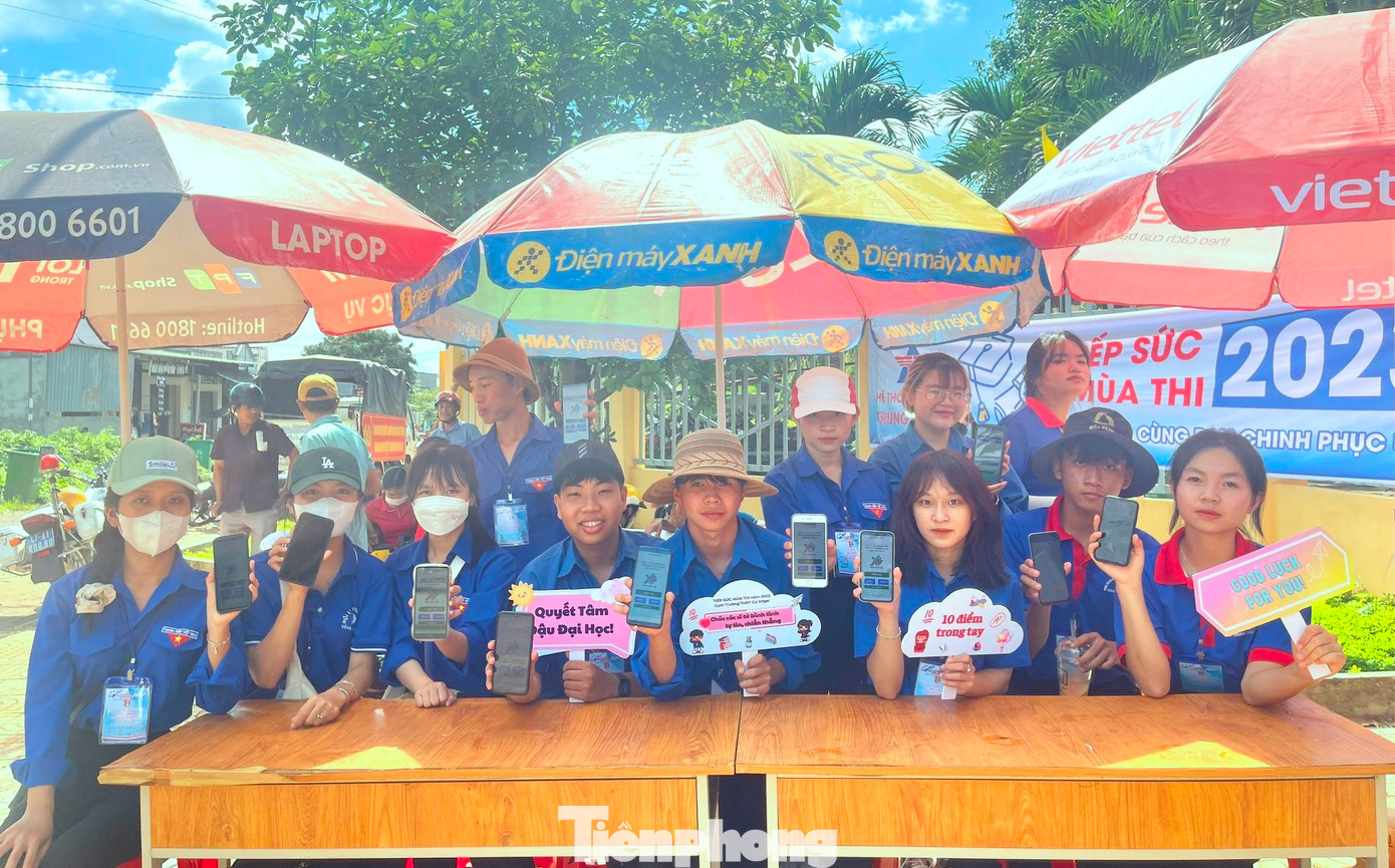 Trong lúc chờ thí sinh thi, tình nguyện viên tham gia tìm hiểu Nghị quyết Đại hội Đoàn toàn quốc