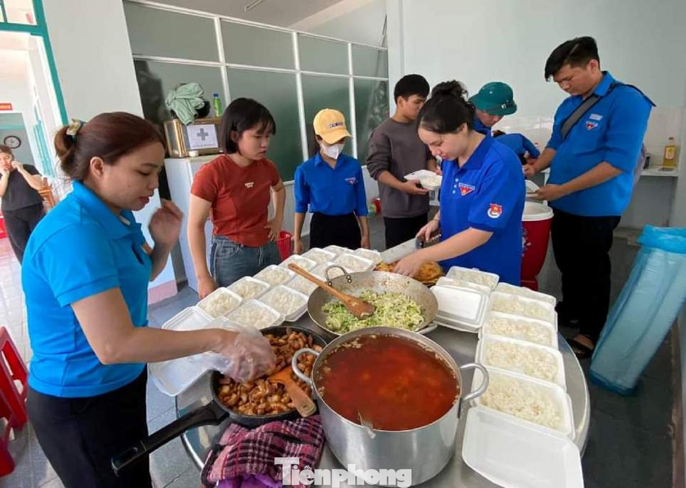 Đoàn thanh niên và hội phụ nữ phường Thống Nhất chuẩn bị các suất ăn Đoàn thanh niên và hội phụ nữ phường Thống Nhất chuẩn bị các suất ăn