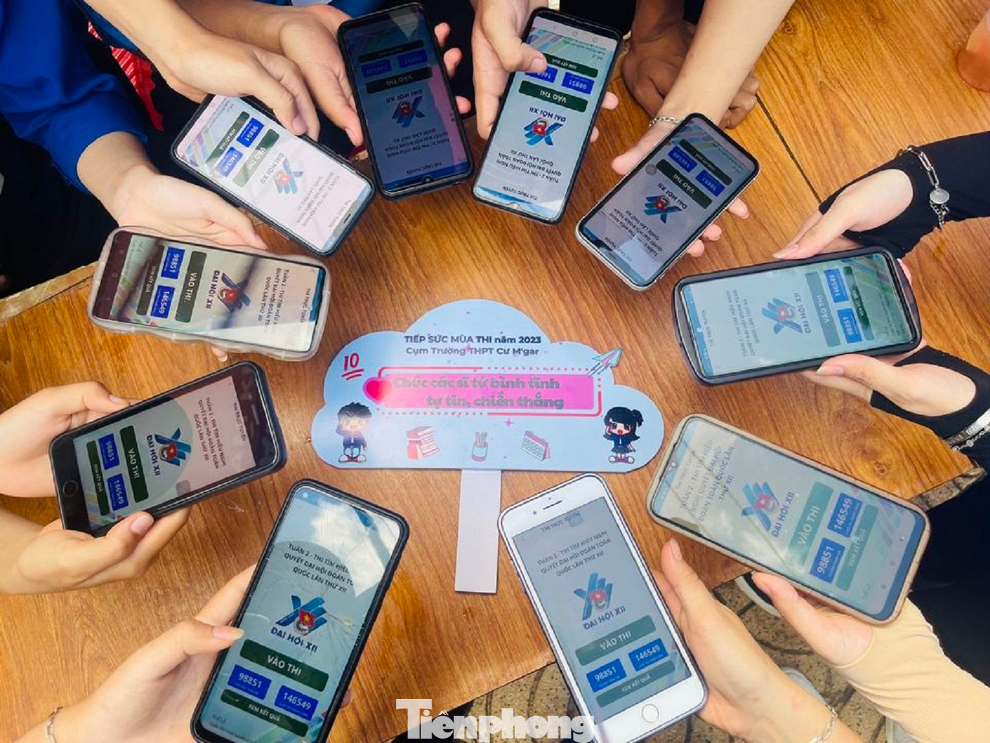 Đoàn viên, thanh niên tham gia Cuộc thi trực tuyến tìm hiểu Nghị quyết Đại hội Đoàn toàn quốc.