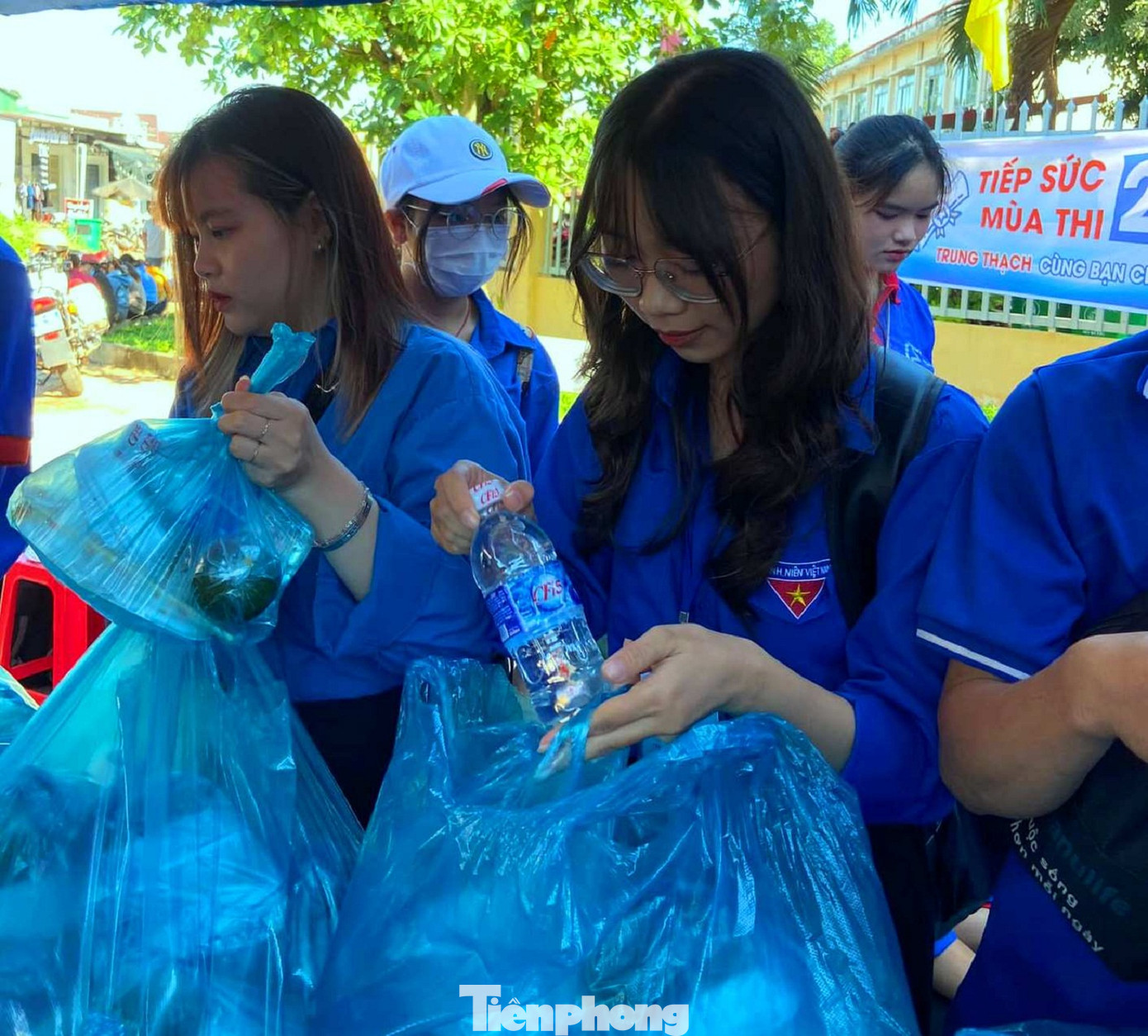 Tình nguyện viên huyện Cư M&apos;gar chuẩn bị suất ăn nước uống hỗ trợ thí sinh