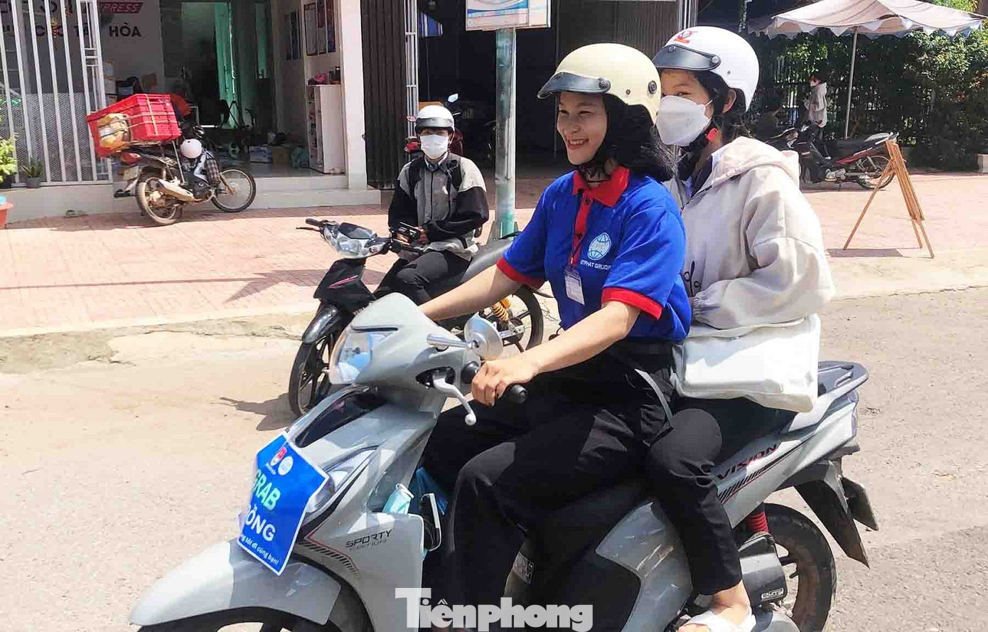 Thí sinh được tình nguyện viên chở đến điểm thi Thí sinh được tình nguyện viên chở đến điểm thi