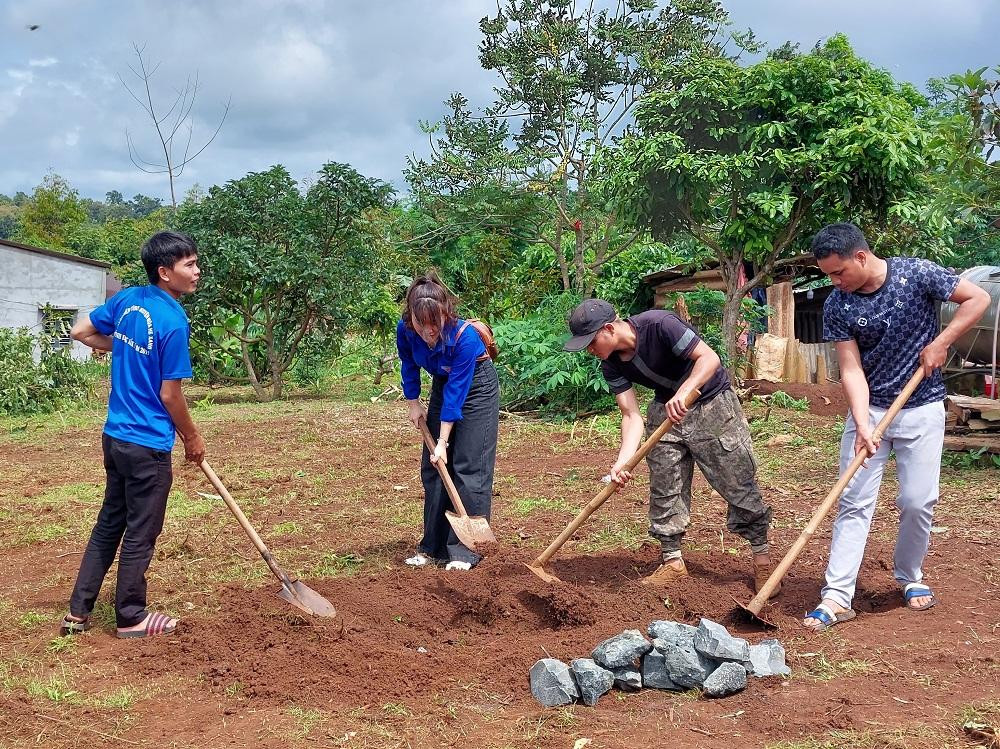 Khởi công nhà nhân ái cho đoàn viên Y Tinh (thứ 2 phải qua)
