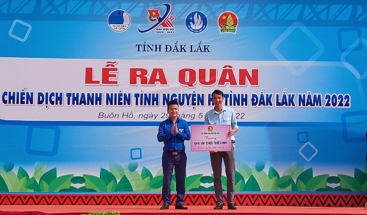 Đại diện lãnh đạo Tỉnh Đoàn trao bảng tượng trưng tặng khu vui chơi cho thiếu nhi