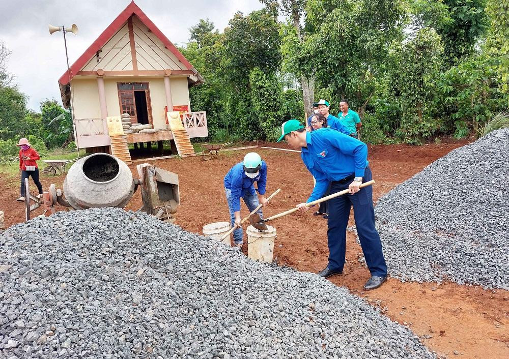 Khởi công xây dựng sân 1 nhà cộng đồng