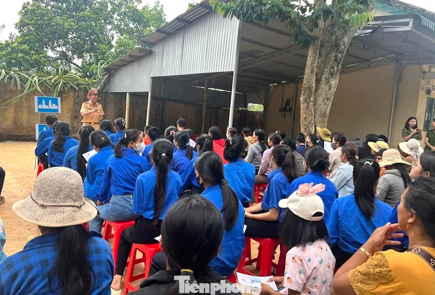 Bên cạnh đó, tổ chức tuyên truyền Luật giao thông đường bộ cho đoàn viên thanh niên và người dân trên địa bàn xã.