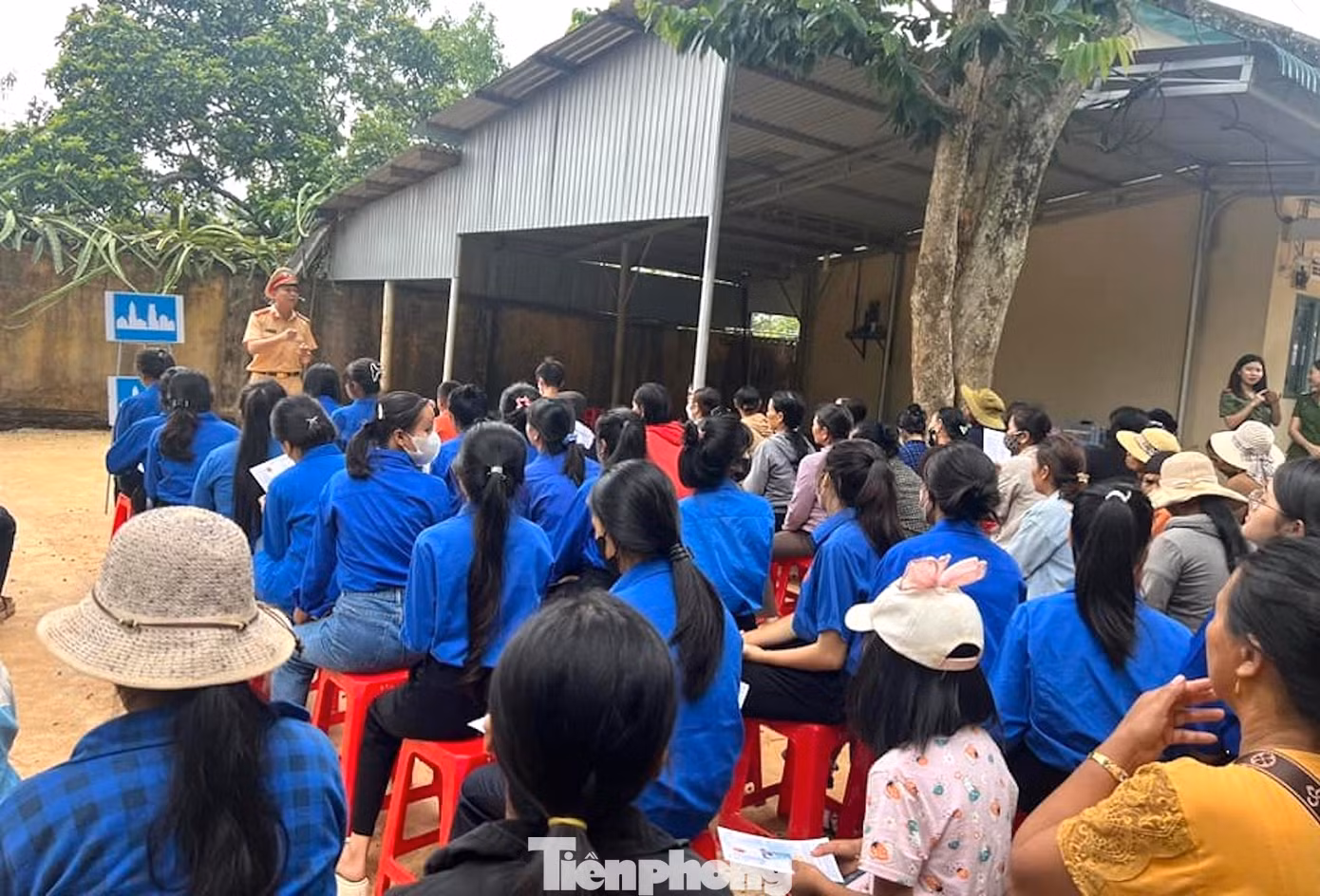 Bên cạnh đó, tổ chức tuyên truyền Luật giao thông đường bộ cho đoàn viên thanh niên và người dân trên địa bàn xã.