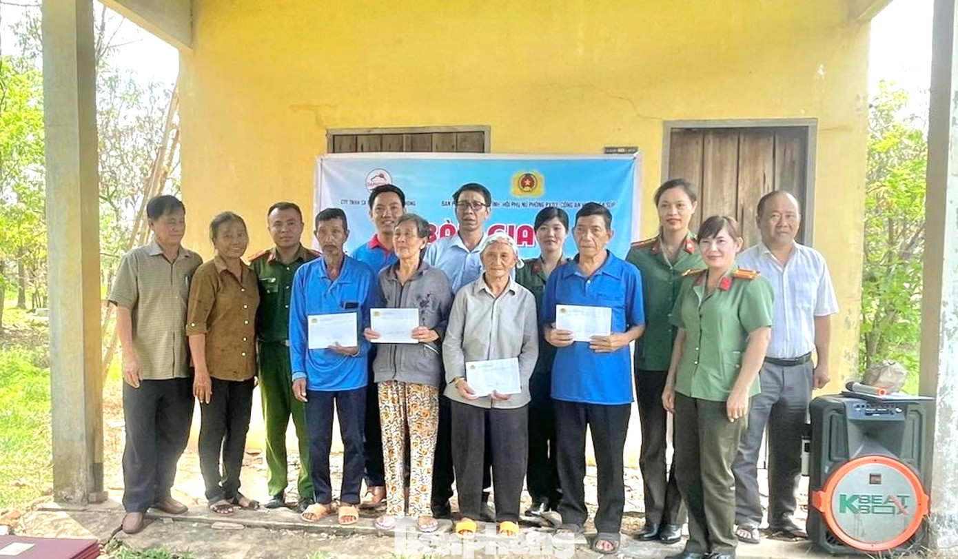 Đoàn đã phối hợp Công an huyện Krông Ana, chính quyền địa phương và các nhà hảo tâm trao tặng 110 suất quà và học bổng khuyến học cho 50 hộ dân và 60 em học sinh nghèo học giỏi tại xã này.