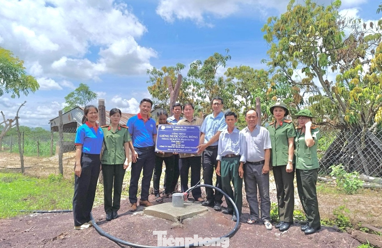 Đoàn phối hợp công an huyện Ea Súp và đơn vị tài trợ tổ chức hoạt động đồng hành cùng phụ nữ biên cương. Bàn giao công trình nước sạch, hỗ trợ sinh kế cho phụ nữ nghèo và tặng quà cho 30 em học sinh nghèo tại xã Ia Rvê.