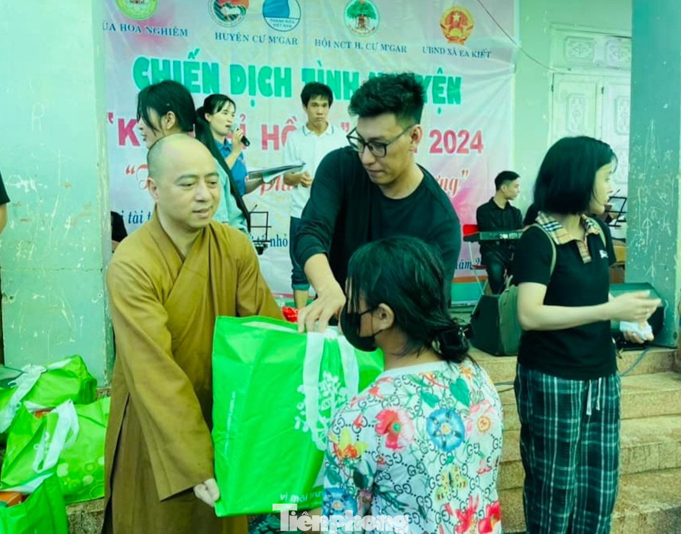 Trong khuôn khổ chương trình đã tổ chức trao tặng 100 suất quà cho hộ khó khăn; 500 suất quà cho thiếu nhi; tổ chức cắt tóc, trao tặng thú nhồi bông, quần áo, giầy dép cho các em thiếu nhi tại buôn này.