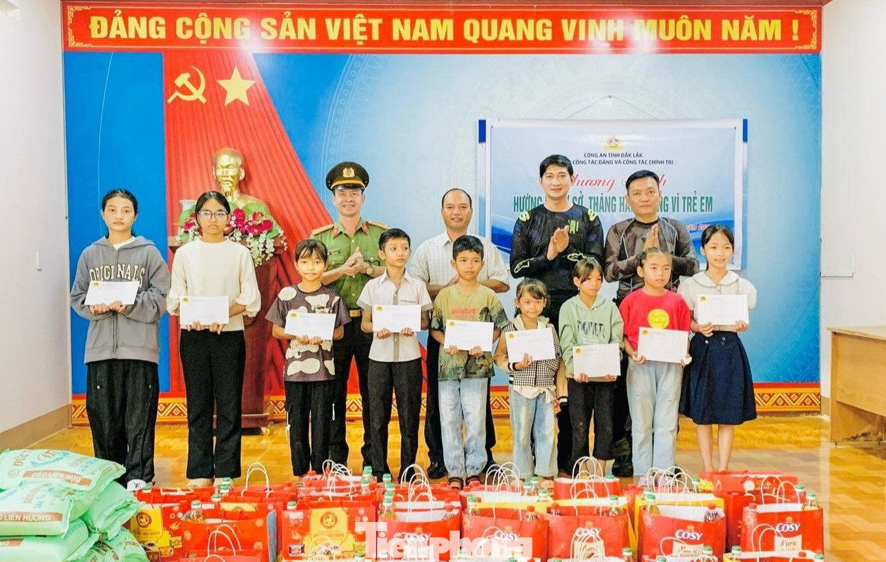 Với phong trào “Công an Đắk Lắk hướng về cơ sở, xây dựng mối quan hệ tốt đẹp với nhân dân” và Tháng hành động vì trẻ em năm 2024, công an tỉnh Đắk Lắk tổ chức các hoạt động hưởng ứng Tháng hành động vì trẻ em năm 2024 tại 4 huyện trên địa bàn tỉnh.