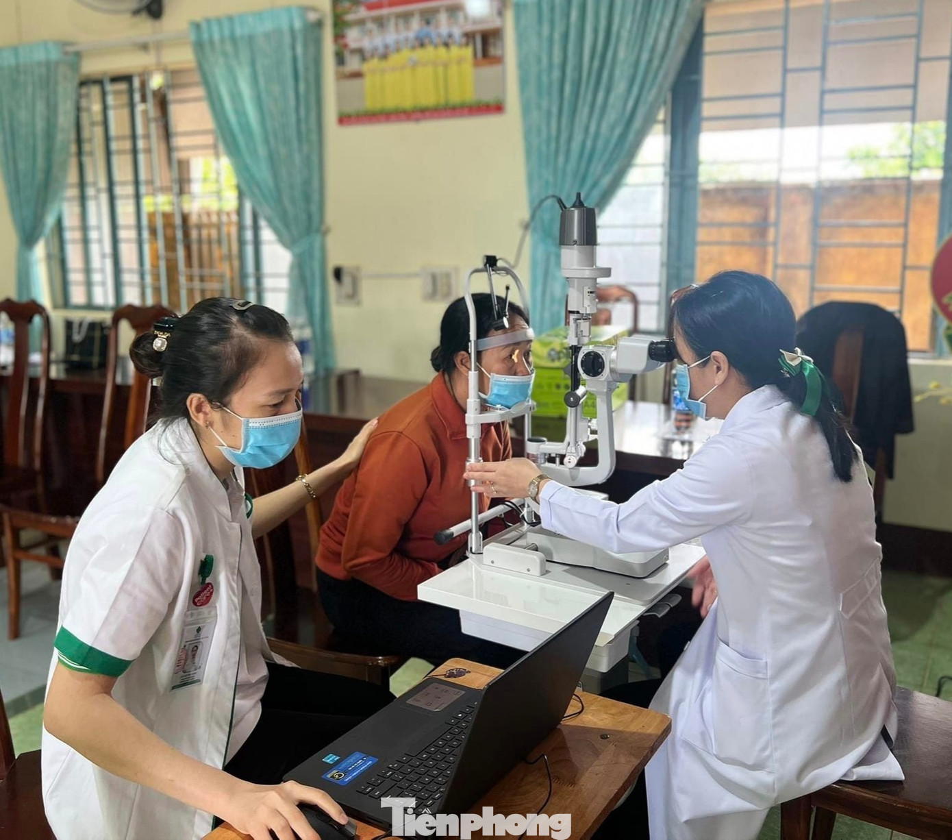 Tại chương trình, các đơn vị khám bệnh, cấp phát thuốc miễn phí cho hơn 200 người dân trên địa bàn xã Ea Đar.