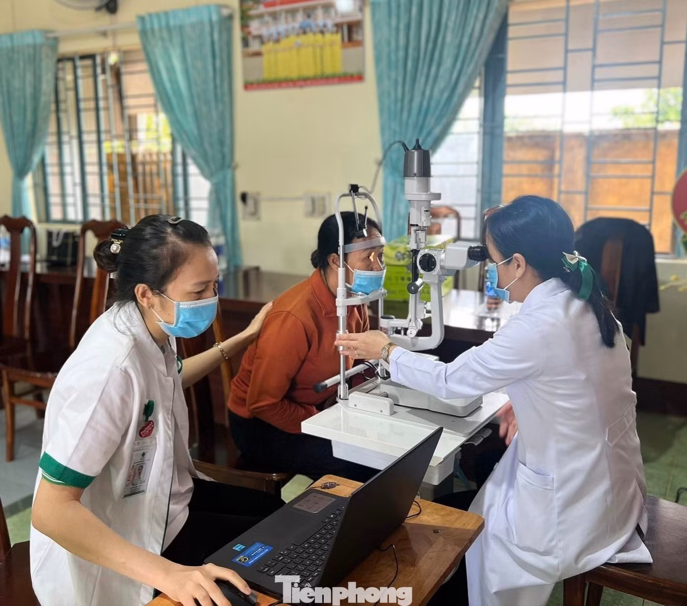 Tại chương trình, các đơn vị khám bệnh, cấp phát thuốc miễn phí cho hơn 200 người dân trên địa bàn xã Ea Đar.
