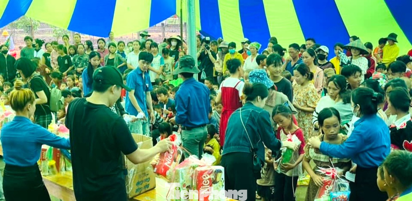 Mới đây, Huyện Đoàn Cư M’gar đã phối hợp với các đơn vị, nhà hảo tâm tổ chức chương trình tình nguyện “Kỳ nghỉ hồng” với chủ đề “Trao hạnh phúc, gửi yêu thương” tại buôn H’Mông, xã Ea Kiết.