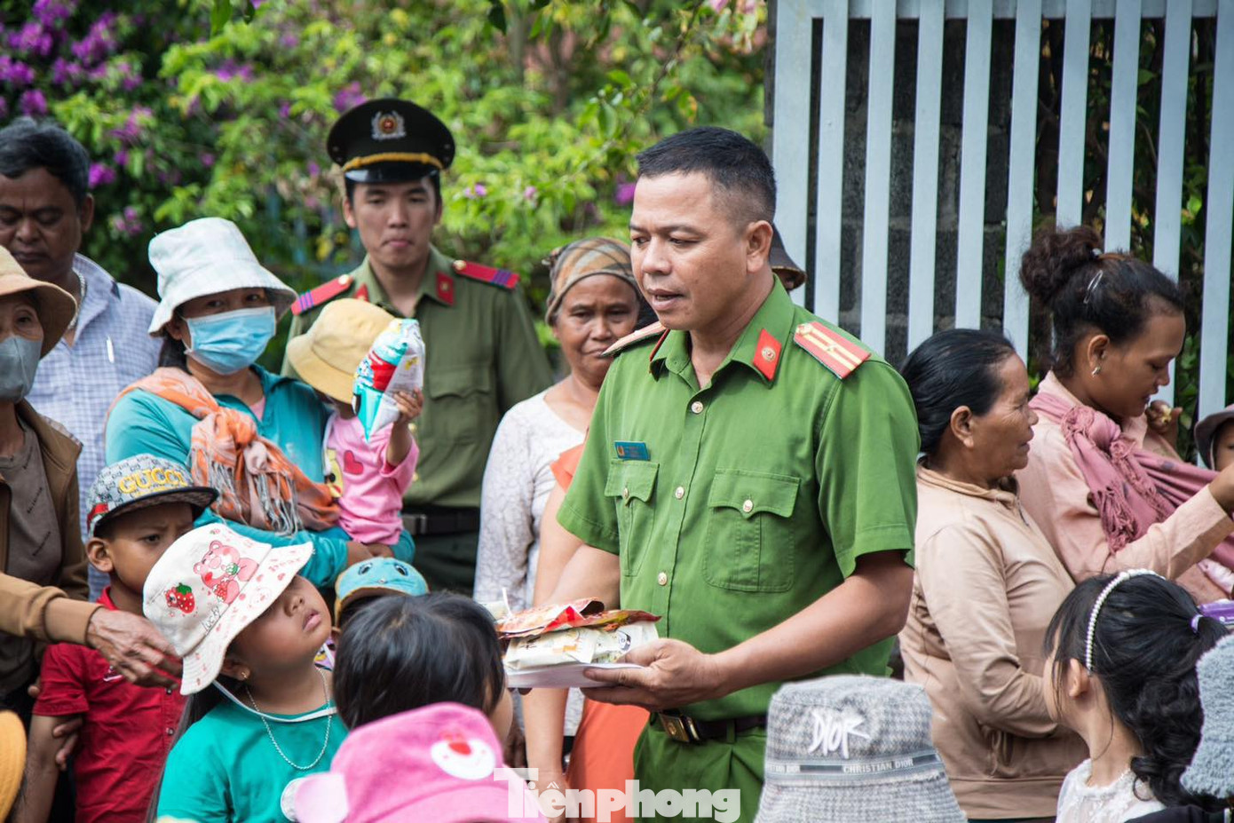 Bên cạnh hoạt động thăm, tặng quà, đoàn đã phối hợp tổ chức tuyên truyền, phổ biến pháp luật cho quần chúng nhân dân trên địa bàn. Qua đó, vận động quần chúng nhân dân thực hiện tốt các chủ trương, đường lối, chính sách của Đảng, pháp luật của Nhà nước…..