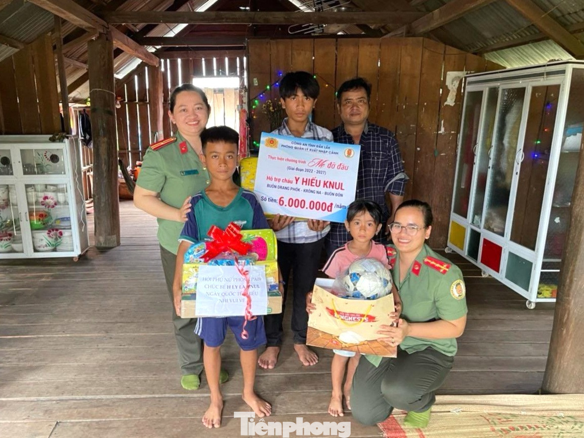 Đoàn đã phối hợp chính quyền địa phương huyện Cư Kuin và Buôn Đôn thăm, tặng quà 2 trẻ mồ côi do đơn vị nhận đỡ đầu.