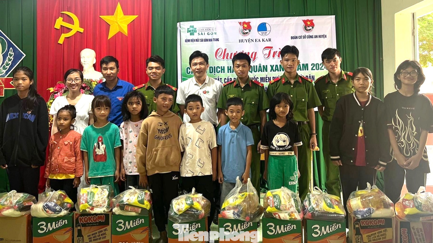 Huyện Đoàn Ea Kar, Đoàn cơ sở Công an huyện phối hợp với các đơn vị đã tổ chức ra quân chiến dịch Hành quân xanh năm 2024 tại buôn Tơng Sinh, xã Ea Đar. Đoàn đã trao tặng 20 suất quà cho 20 hộ gia đình chính sách, gia đình có hoàn cảnh khó khăn.