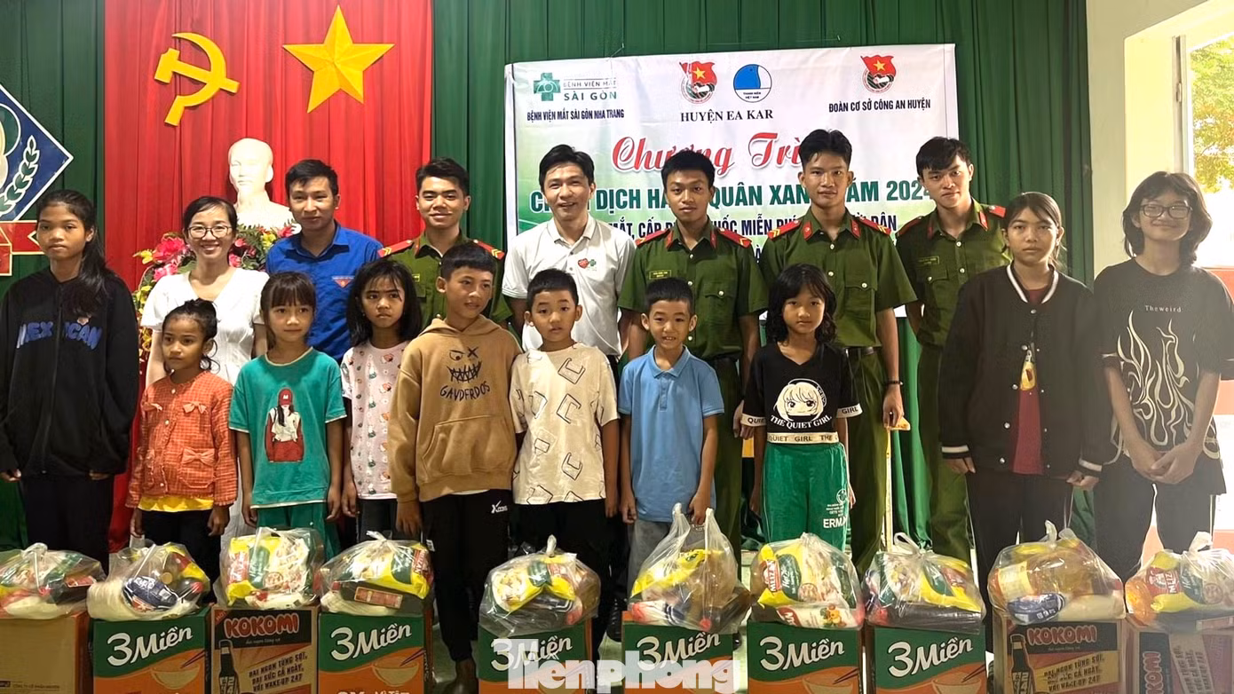 Huyện Đoàn Ea Kar, Đoàn cơ sở Công an huyện phối hợp với các đơn vị đã tổ chức ra quân chiến dịch Hành quân xanh năm 2024 tại buôn Tơng Sinh, xã Ea Đar. Đoàn đã trao tặng 20 suất quà cho 20 hộ gia đình chính sách, gia đình có hoàn cảnh khó khăn.