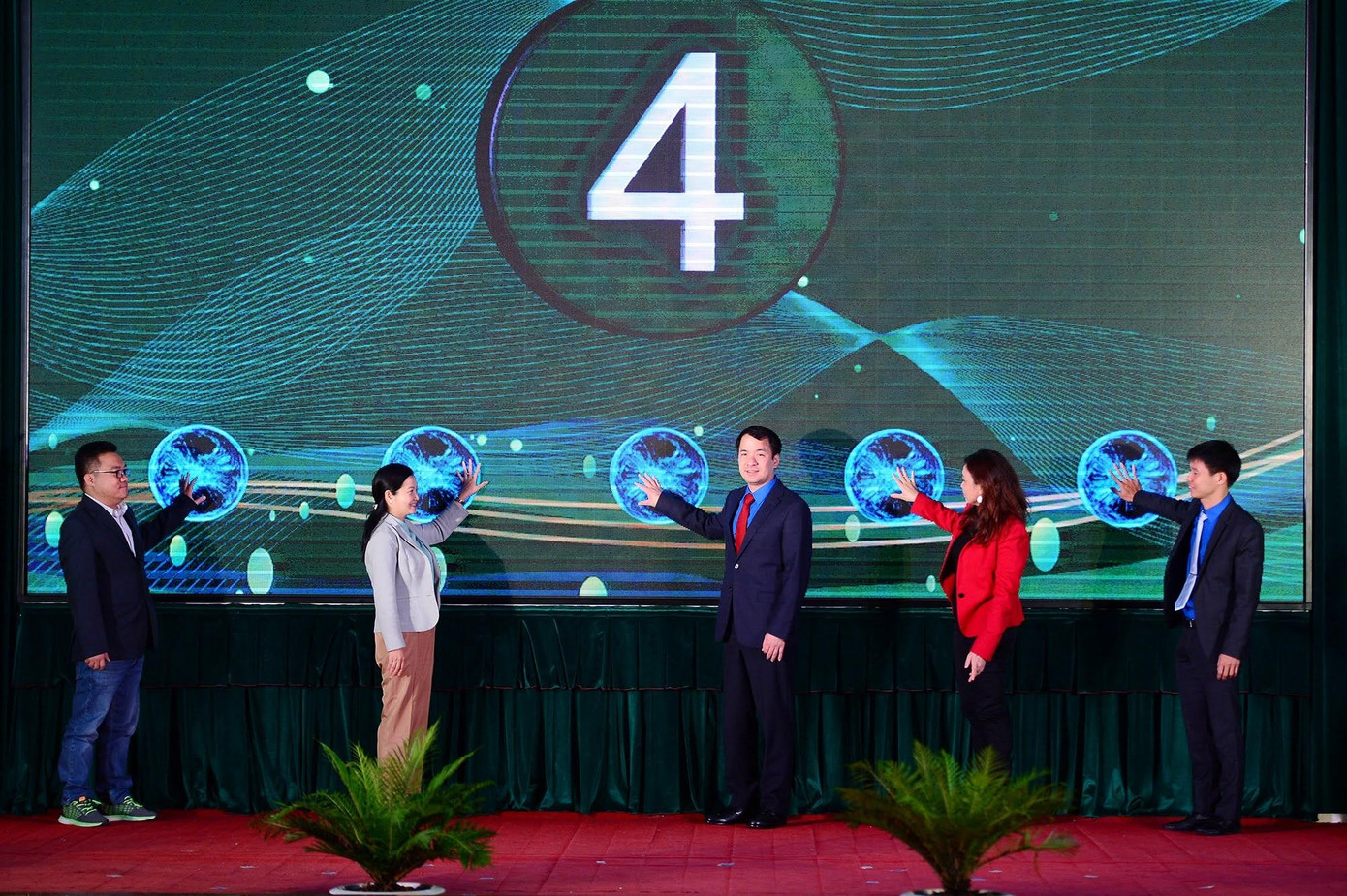 Các đại biểu thực hiện nghi thức ra mắt Mạng lưới Lương Định Của toàn quôc